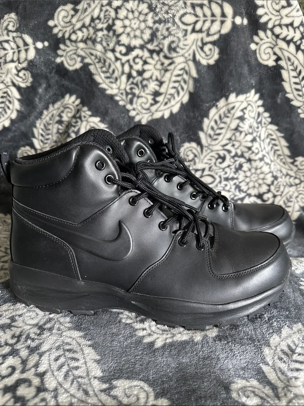 Nike great shape Manoa black leather lace up water resistant puffy logo boots